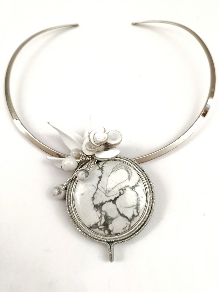 HowliteCuirCollierBroche1a