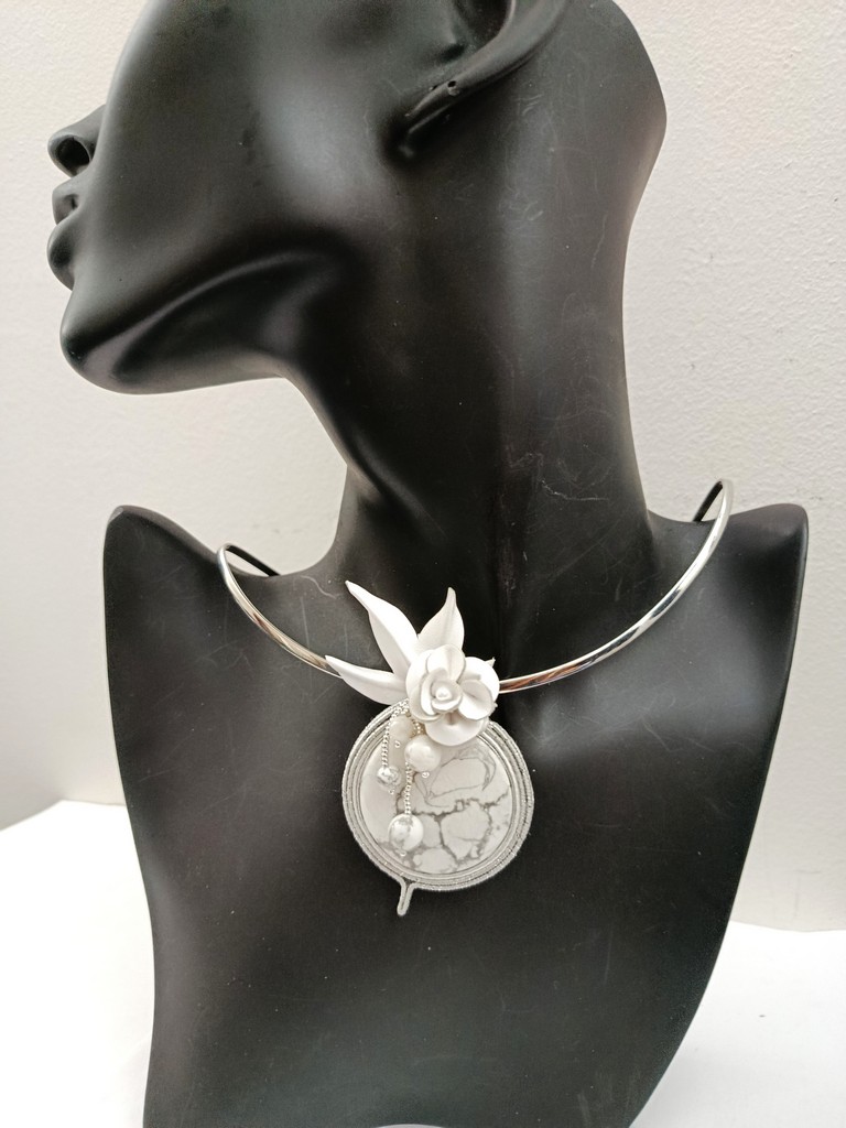 HowliteCuirCollierBroche1c