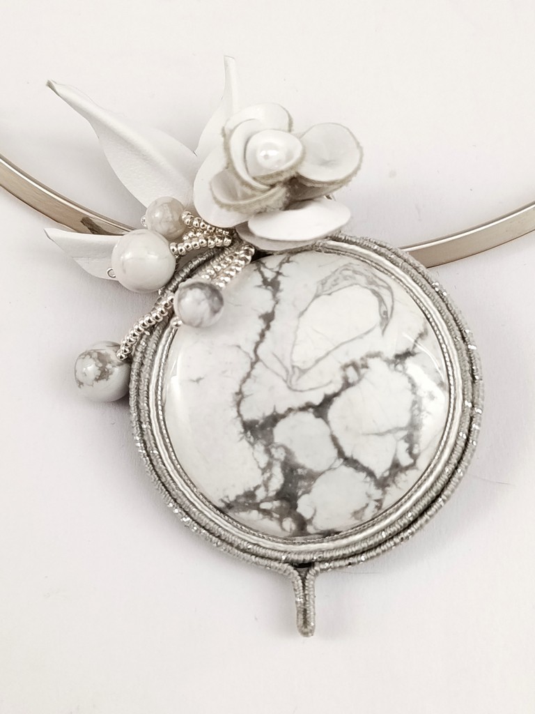 HowliteCuirCollierBroche2a