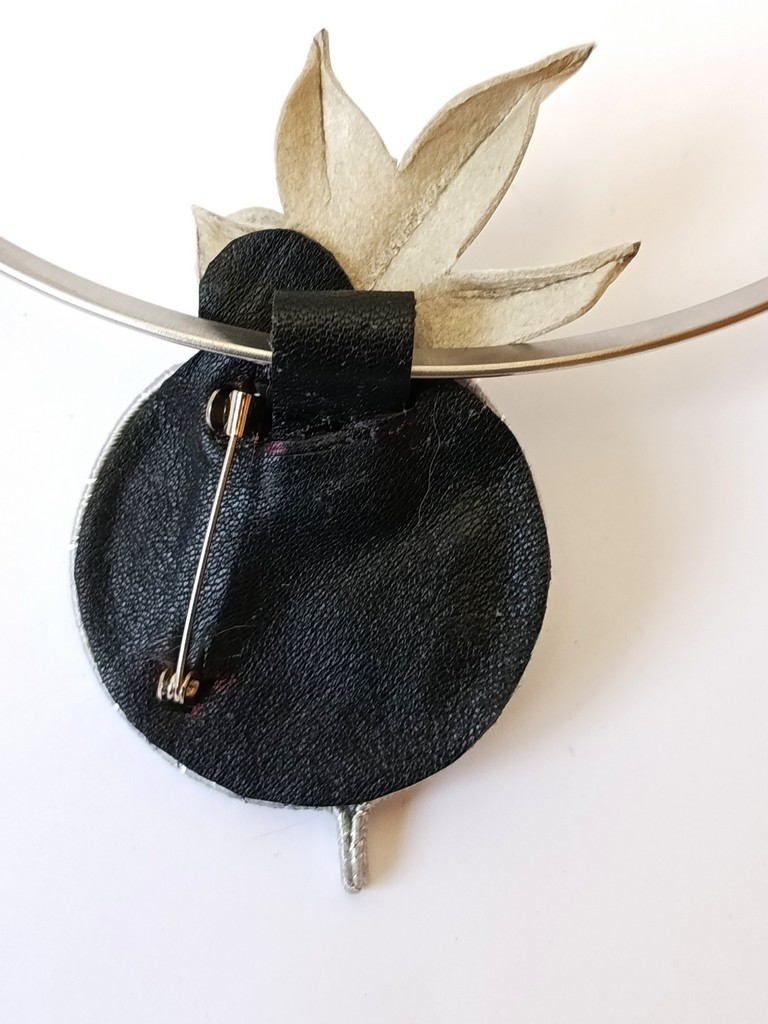 HowliteCuirCollierBroche3a